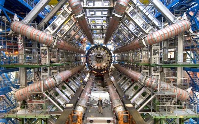 LHC là cỗ máy gia tốc hạt lớn nhất và mạnh nhất thế giới hiện nay.
