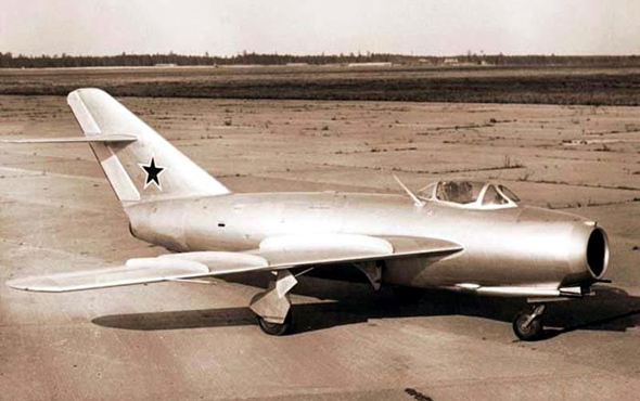 Chiếc MiG-17 đầu tiên cất cánh vào năm 1950.