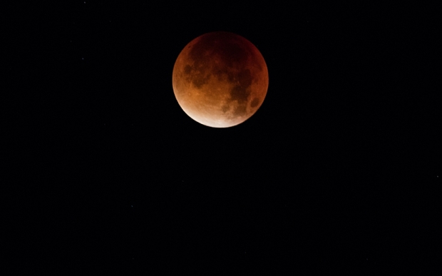  Hình ảnh Mặt trăng đỏ như máu được chụp tại Glastonbury, Vương quốc Anh. 