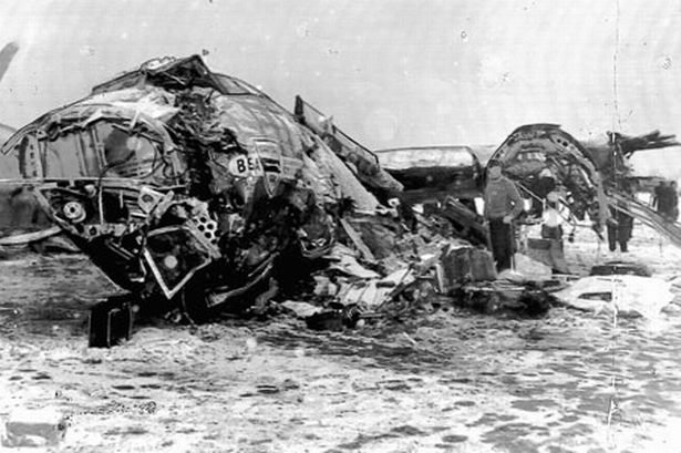 Xác chiếc máy bay sau vụ tại nạn.