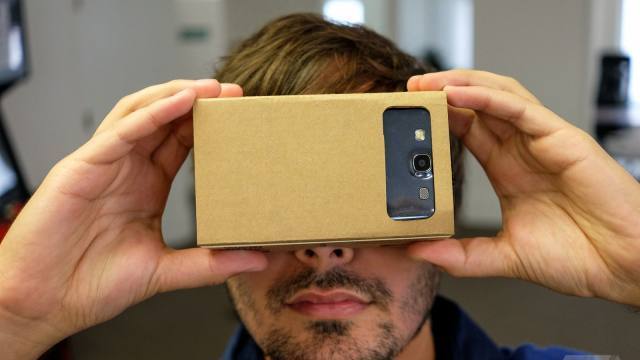 Chiếc kính thực tế ảo Google Cardboard.