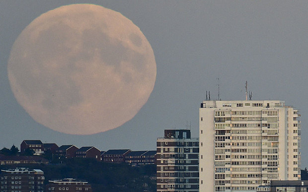  Mặt trăng khổng lồ trên bầu trời của Brighton. 