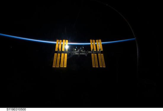 Các ISS & Earth (Credit: NASA)