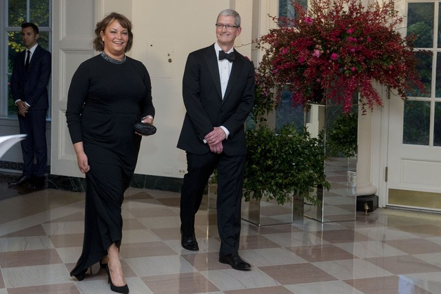  Tim Cook và Phó chủ tịch Apple, Lisa Jackson đến Nhà Trắng dự tiệc trong tối cùng ngày. 