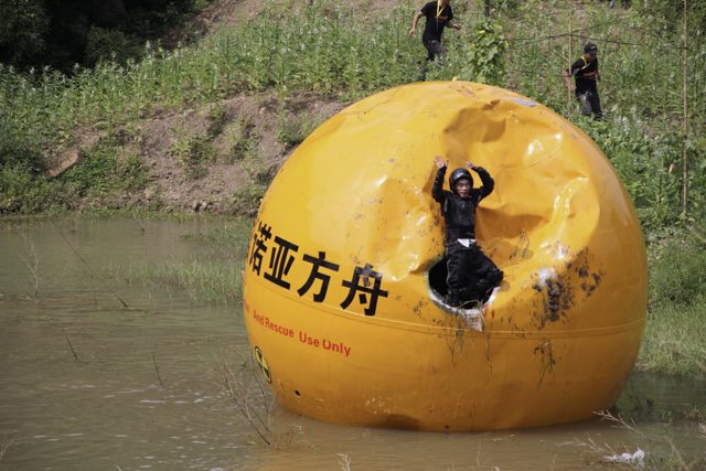 Yang Zongfu vui mừng sau nhiều thử nghiệm thành công con tàu Noah của anh. Đây thực chất là một quả cầu tròn khối lượng 6 tấn, được thiết kế nhằm bảo vệ những người bên trong khỏi nhiệt độ, nước và các va chạm từ bên ngoài.