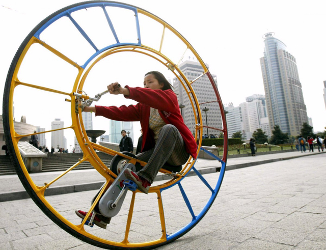 Một phụ nữ đang lái xe đạp một bánh tại Thượng Hải năm 2004. Chiếc xe đạp này từng được thiết kế từ nhiều năm trước bởi Li Yongli