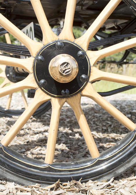  Các nan bánh xe được làm từ gỗ. 