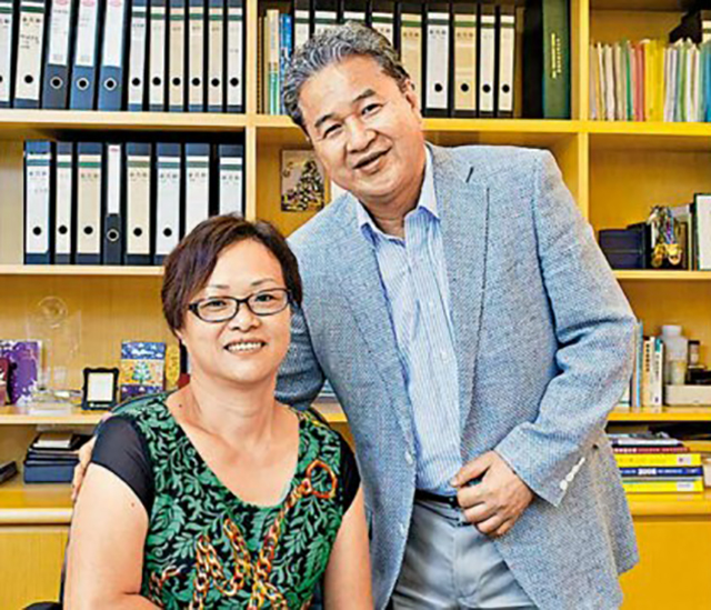  2 vợ chồng tỷ phú Yeung. 