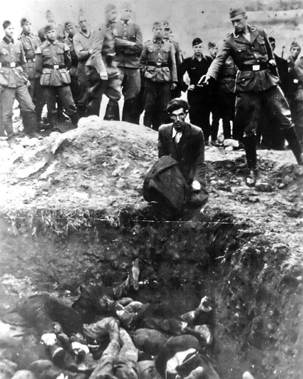  Đôi mắt cam chịu- Người Do thái cuối cùng tại Vinnitsa đang quỳ gối trước họng súng của lính Đức trong một buổi tàn sát tập thể tại Vinnitsa, Ukraine trong năm 1941. Trong cuộc thảm sát này, 28.000 người Do thái đã thiệt mạng 