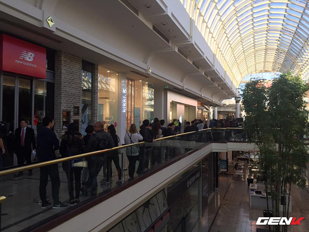  Hình ảnh xếp hàng mua iPhone tại Chadstone Shopping Centre, Melbourne, Úc. 