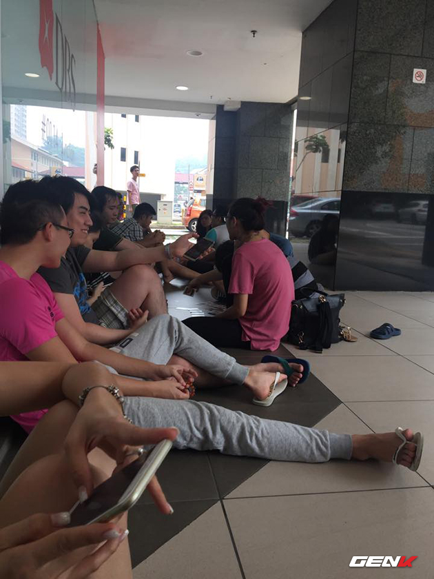  Hình ảnh hàng người chờ đợi giờ mở bán iPhone mới tại Nubox, Singapore. (Ảnh: Lê Hoàng) 