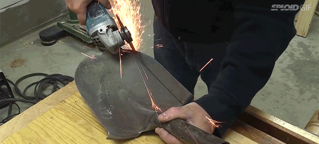 Một miếng sắt được cắt ra từ xẻng để làm dao.