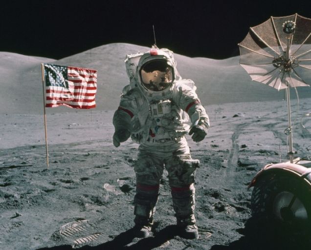 Cắm cờ trên Mặt Trăng không phải là một hành động được chào đón dưới góc nhìn khoa học.