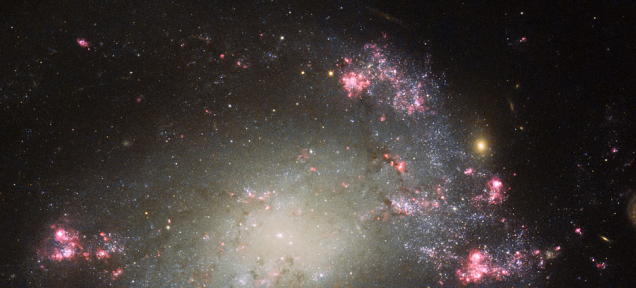 Quang cảnh sau khi thiên hà NGC 428 va chạm với một thiên hà khác. Ảnh NASA