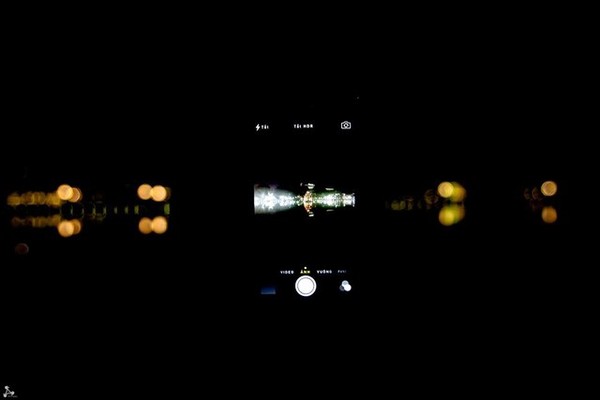 Tháp Rùa ban đêm. Tuy phần nền phía sau tạo bokeh khá đẹp nhưng phần chính giữa, hình ảnh tháp rùa nhìn không rõ nét bởi camera của iPhone 4S chỉ dừng lại ở 5 mpx và sở hữu ít công nghệ