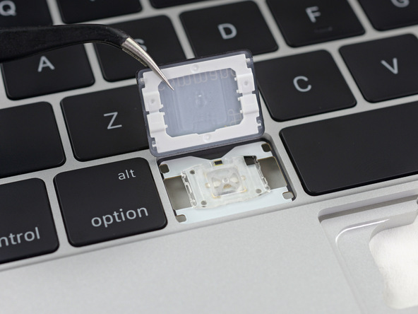 iFixit cũng gỡ bàn phím với cơ chế bươm bướm ra. Mỗi phím là một đèn LED riêng biệt.