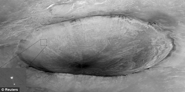  Hố băng khổng lồ trên sao Hỏa. 