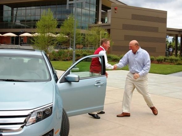 Cựu CEO Microsoft, ông Steve Ballmer sở hữu Fusion Hybrid có giá lên đến... 20,7 tỷ USD. Chiếc xe sử dụng hệ thống kết nối thông minh Ford Sync - sản phẩm sản xuất với công nghệ của Microsoft.