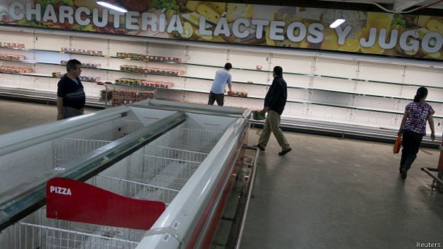 Tình trạng khan hiếm thực phẩm ở một siêu thị tại Venezuela