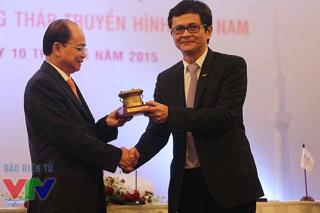 Tổng Giám đốc Trần Bình Minh tặng quà lưu niệm cho ông Lại Văn Đạo - Tổng Giám đốc SCIC.