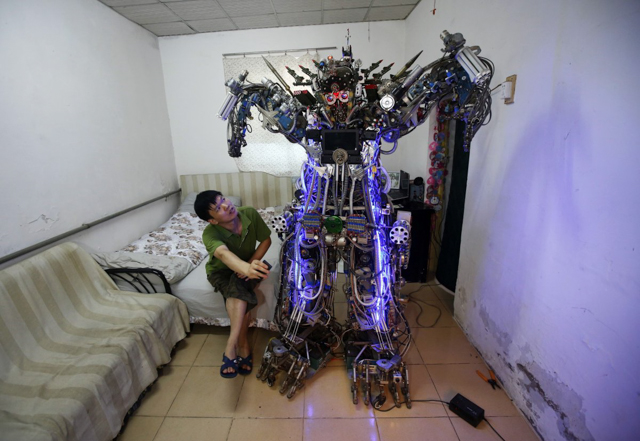 Một con robot điều khiển từ xa được phát minh bởi Tao Xiangli. Điểm đặc biệt là robot này được tạo ra từ các mảnh vụn kim loại và dây điện mua từ chợ đồ cũ với tổng giá trị 49.037 USD. Tuy nhiên anh đang gặp một vấn đề lớn là con robot này quá to để có thể đi ra khỏi cửa nhà của anh