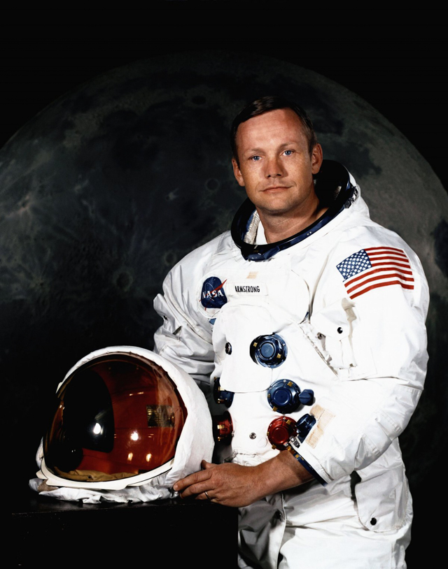 Và đây là bộ đồ Apollo mà Armstrong mặc để bước chân lên Mặt Trăng, nón bảo hộ của Armstrong không hề có ăng-ten như trên phiên bản đầu tiên của Hazard.