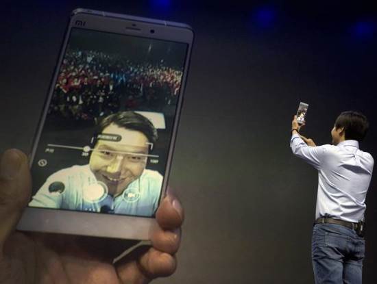 CEO Lei Jun chụp ảnh tự sướng cùng fan trong sự kiện ra mắt sản phẩm tháng 1/2015 tại Trung Quốc