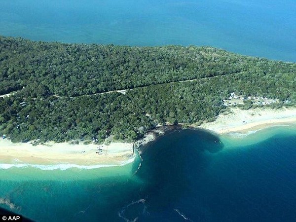  Hố tử thần rộng hơn 100m đột ngột xuất hiện tại bờ biển Rainbow, Queensland. 
