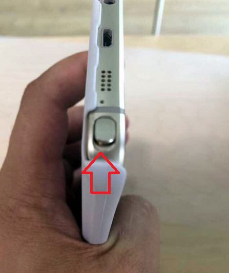 Arrow shows the gap where an index finger can pry the S Pen out of the Galaxy Note 5