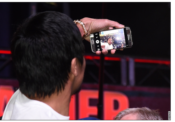 Pacquiao quảng cáo cho Samsung vẫn vô tư dùng iPhone