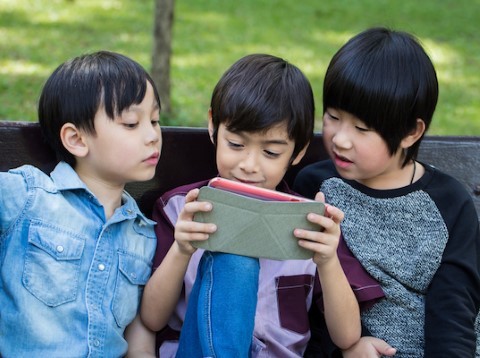 Có nên cấm trẻ sử dụng iPhone, iPad? là câu hỏi nhức nhối ở nhiều quốc gia