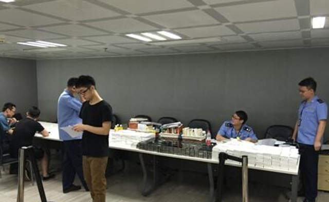 Nhà chức trách tịch thu hơn 1.000 điện thoại iPhone từ văn phòng Uber Quảng Châu. (Ảnh: Guangzhou Daily)