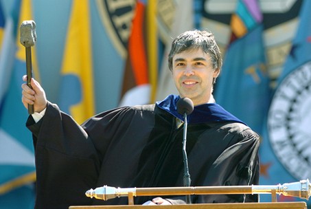 Larry Page phát biểu với sinh viên mới ra trường trong lễ tốt nghiệp tại Đại học Michigan năm 2009. Ảnh: Mlive