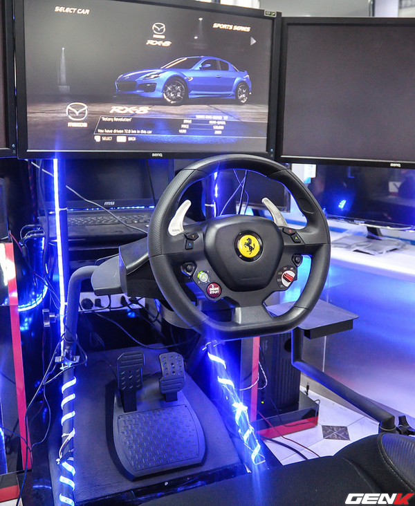 THRUSTMASTER FERRARI 458 ITALIA trên hệ thống ghế chơi game OBUTTO