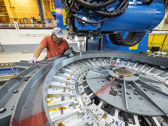  Một kỹ sư của hãng Lockheed Martin đang kiểm tra các chi tiết máy của tàu Orion. 