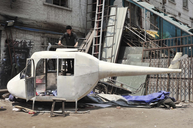 Gao Hanjie đang lắp rôto cánh quạt trực thăng do anh tự thiết kế tại tỉnh Liêu Ninh, ngày 9 tháng 6 năm 2010