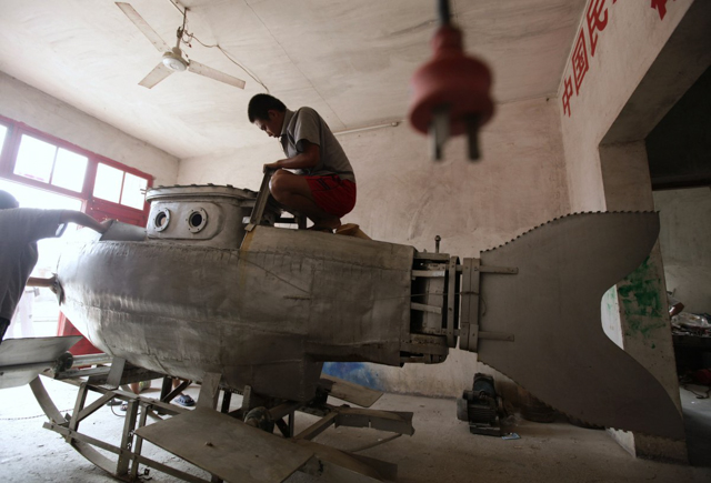 Một công nhân đang lắp ráp tàu ngầm tại xưởng của Zhang Wuyi, một nông dân đam mê thiết kế khoa học ở ngoại ô Vũ Hán, tỉnh Hồ Bắc