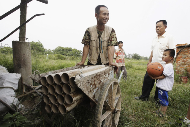 Một nông dân tên Yang Youde cùng pháo tự chế của mình tại ngoại ô Vũ Hán, tỉnh Hồ Bắc