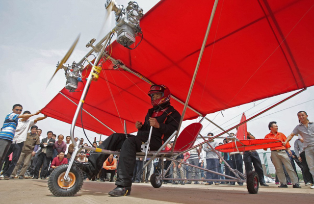 Nông dân Shu Mansheng đang chuẩn bị cất cánh máy bay siêu nhẹ của anh tại Vũ Hán, tỉnh Hồ Bắc vào ngày 10 tháng 5 năm 2010