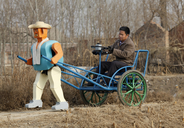 Nông dân Wu Yulu và phát minh của ông - robot kéo xe. Ảnh chụp vào ngày 8 tháng 1 năm 2009 tại ngôi làng ngoại ô Bắc Kinh