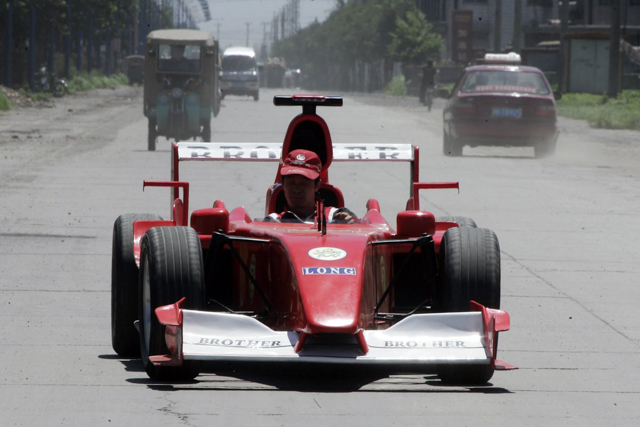 Zhao Xiuguo đang lái xe F1 tự chế của mình tại tỉnh Hà Bắc vào ngày 21 tháng 7 năm 2006