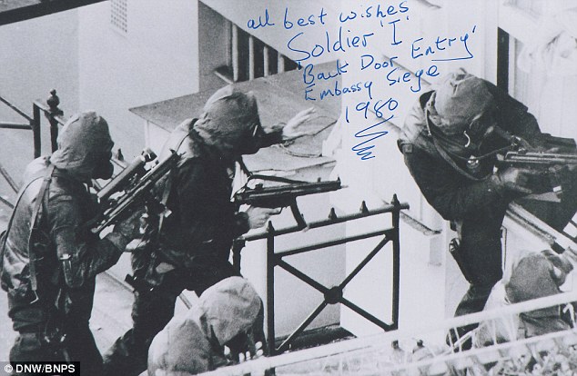 Hình ảnh đáng nhớ vụ đột kích của SAS vào đại sứ quán Iran năm 1980.