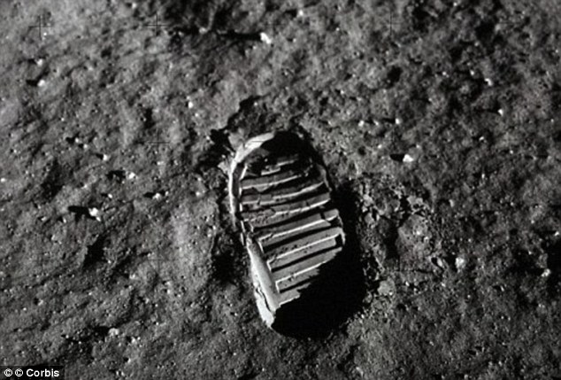 Dấu chân đầu tiên trên Mặt Trăng.
