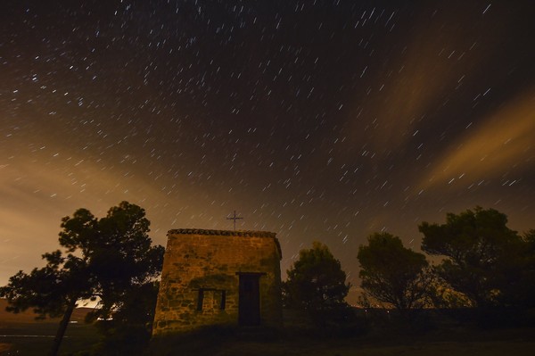 Mưa sao băng trên bầu trời tỉnh Obanos, miền Bắc Tây Ban Nha.