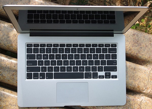Bàn phím của máy rất giống với MacBook nhưng lại không có đèn nền.