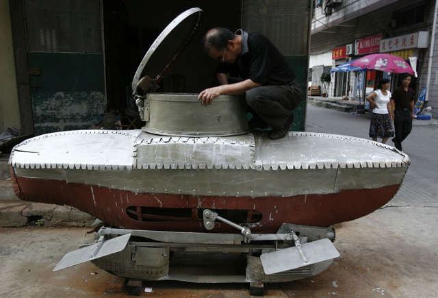 Li Yuming, một nông dân yêu khoa học, đang lắp ráp tàu ngầm mini Xiaguang V của mình tại ngoại ô Vũ Hán, tỉnh Hồ Bắc, ngày 24 tháng 8 năm 2007