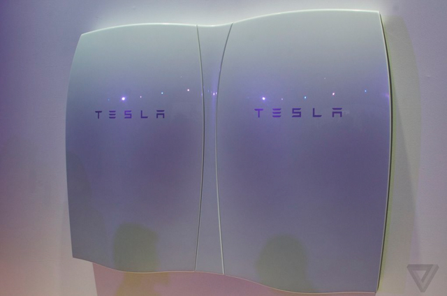 Phiên bản trắng kết hợp với logo Tesla màu tím