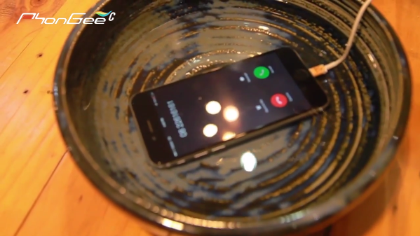 iPhone 6 sau khi được phủ lớp bảo vệ có thể nhận cuộc gọi bình thường.