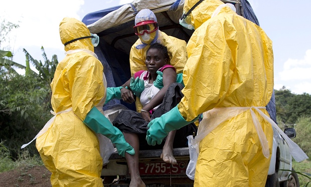 Các nhân viên y tế hỗ trợ một bệnh nhân Ebola