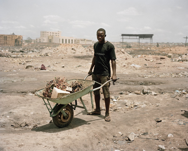Agbogbloshie ở Ghana từng là vùng đất ngập nước, nay đã trở thành nghĩa địa máy tính, điện thoại và các loại dây điện. Các thanh niên nơi đây sống bằng việc thu gom phân loại rác thải này với giá 2,50 USD/ ngày. Mỗi loại sẽ có giá trị khác nhau tùy vào chất liệu cấu tạo